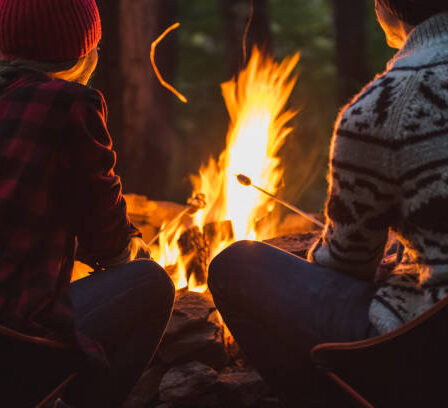 Mit Familie am Feuer